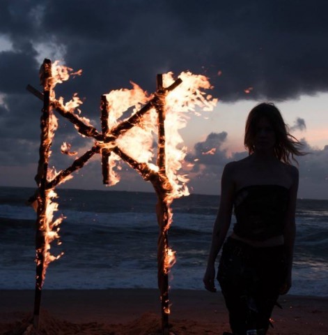 One-woman band Myrkur video "Onde Børn"