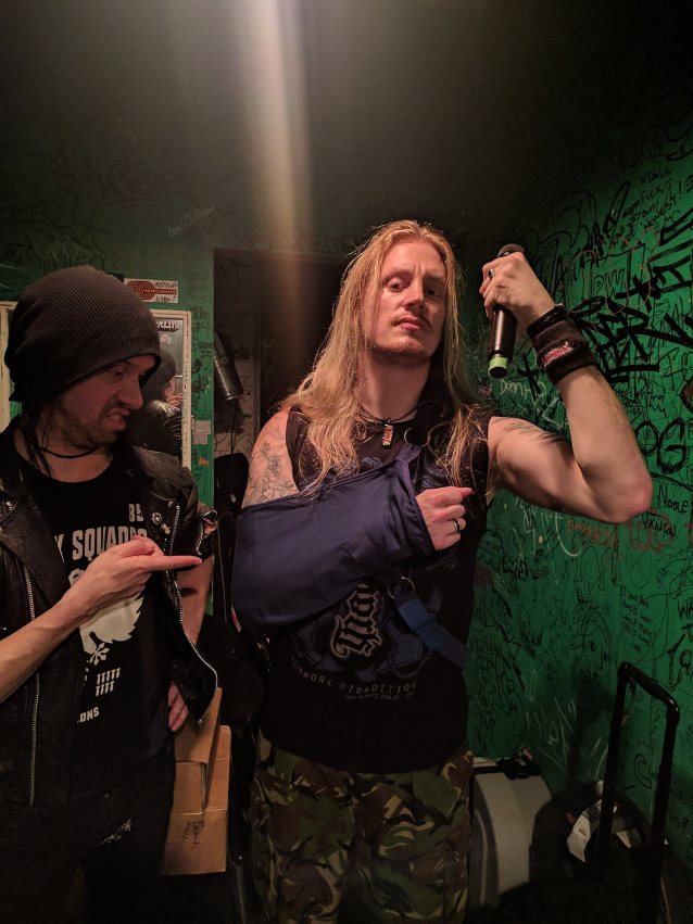 Вокаліст DragonForce отримав травми, вистрибнувши на ходу з авто