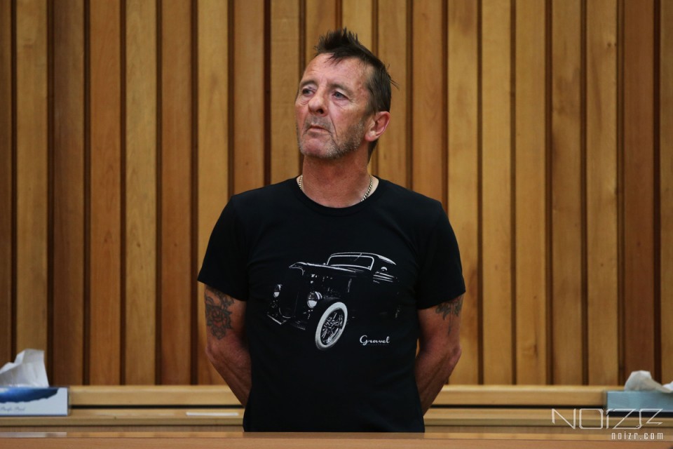 Phil Rudd in the Tauranga District Court in New Zealand &mdash; Барабанщик AC/DC визнав провину в погрозі вбивством