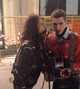 Video: Steven Tyler sings with street musician in Moscow