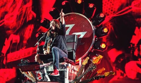 Foo Fighters perform "Under Pressure" with Queen and Led Zeppelin