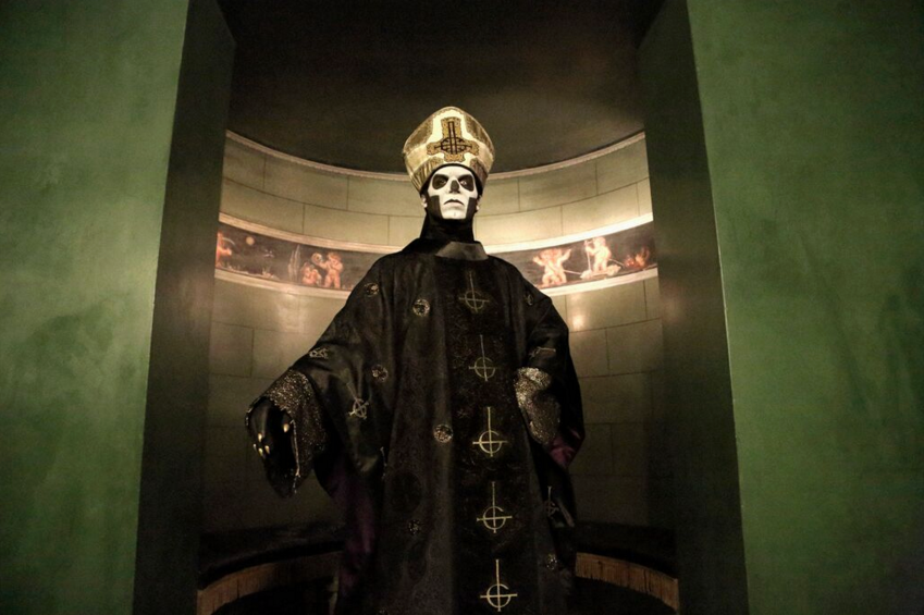 Тобіас Форге ака Papa Emeritus &mdash; Колишні учасники Ghost подали в суд на лідера гурту