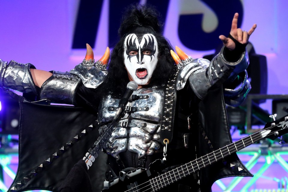 Лідер Kiss намагається запатентувати "козу"